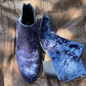Qupid size 8 blue crush velvet booties